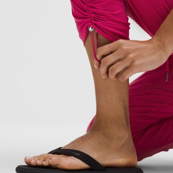 NWT! Lululemon Mid-rise Cropped Dance Studio Pants in Raspberry Coulis Size 8 - Picture 8 of 9